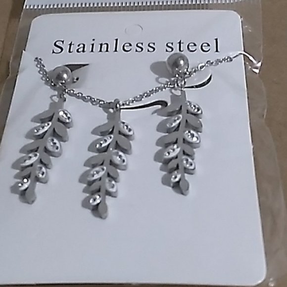 NEW- EARRING WITH MISTLETOE LEAF PENDANTS SET - Picture 1 of 1